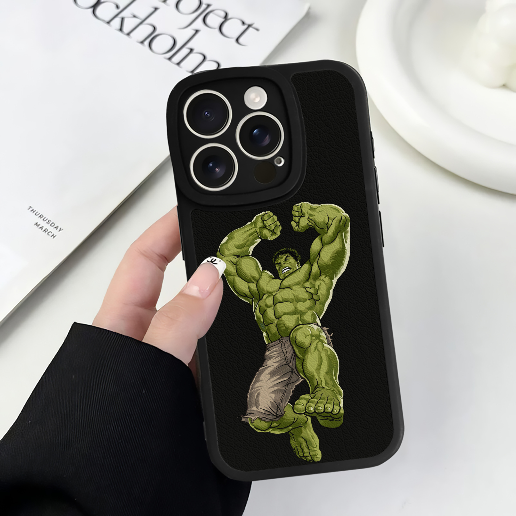 （画像用） アベンジャーズ The Avengers 【iPhone 16シリーズ対応】シリコンスマホケース（レザー調） 材質：シリコン